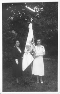 Dos señoras desconocidas con una bandera carlista. Two unknown women with a Carlist flag.